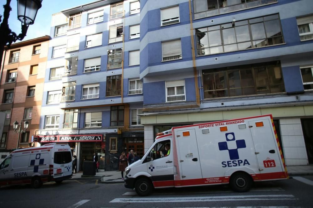 Trasladan al hospital a un bebé tras caer por una ventana en Oviedo