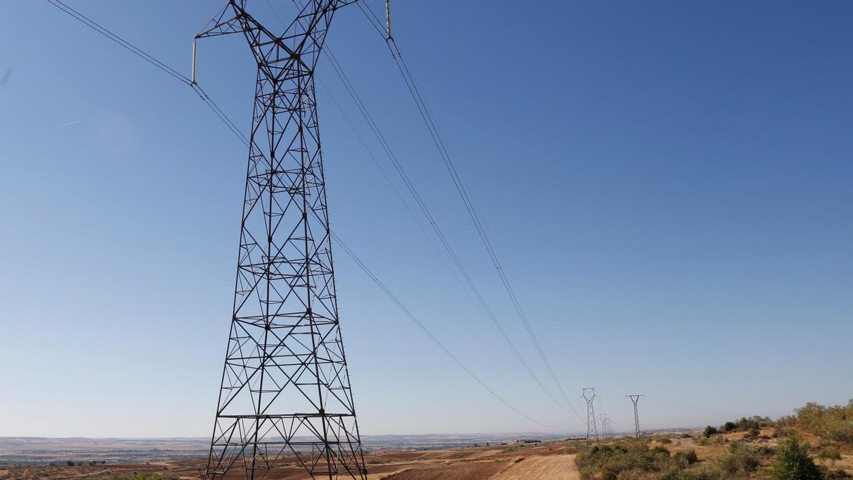 Una torre de tendido eléctrico.