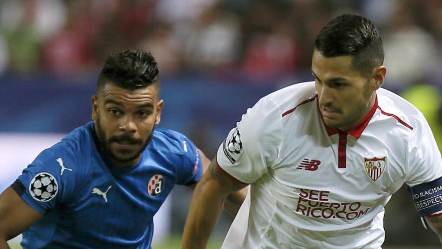 Vitolo, a la dreta, amb la samarreta del seu ex-equip, el Sevilla