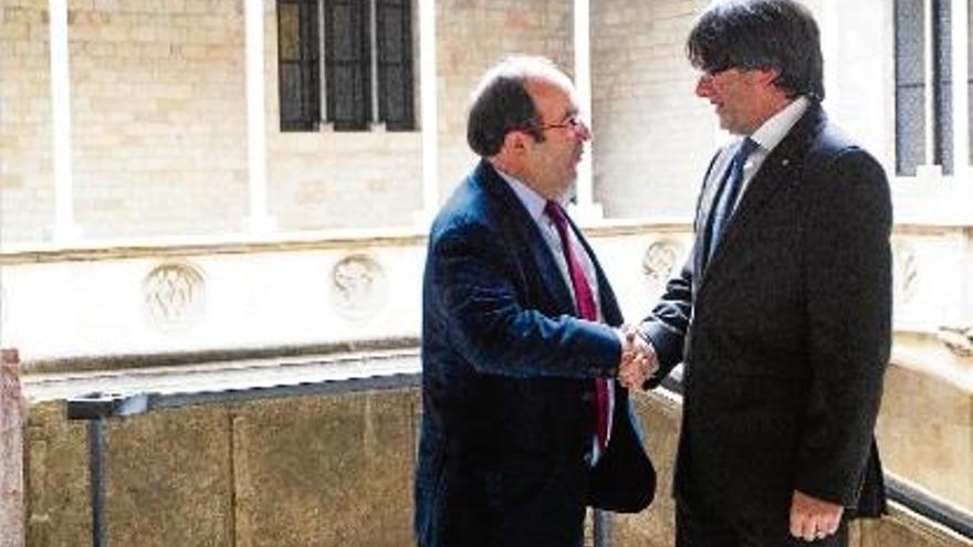 Miquel Iceta i Carles Puigdemont es donen la mà abans de començar la reunió al Palau de la Generalitat.