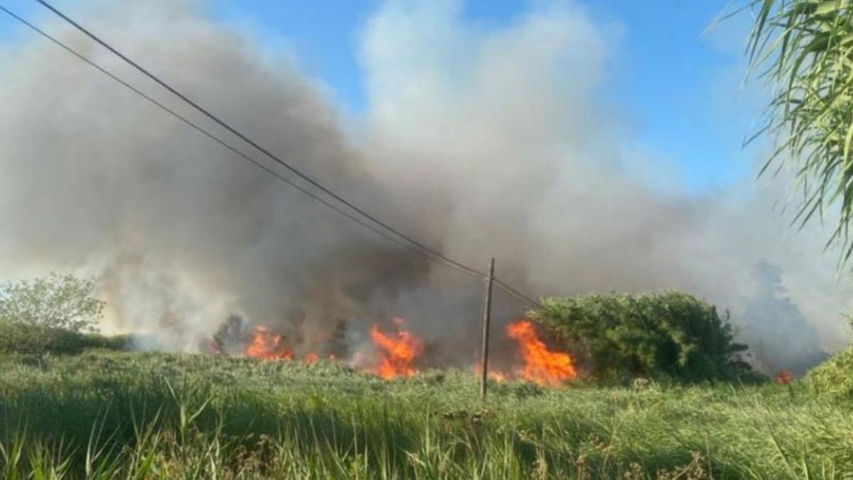 A la izquierda, uno de los fuegos del jueves pasado, a la derecha, humo de un incendio del domingo.