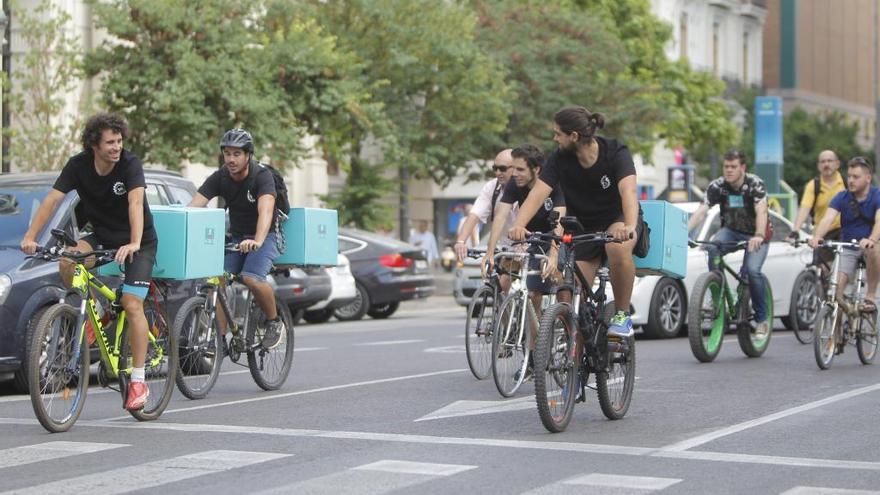 Trabajo tumba en València el modelo laboral de los repartidores de comida