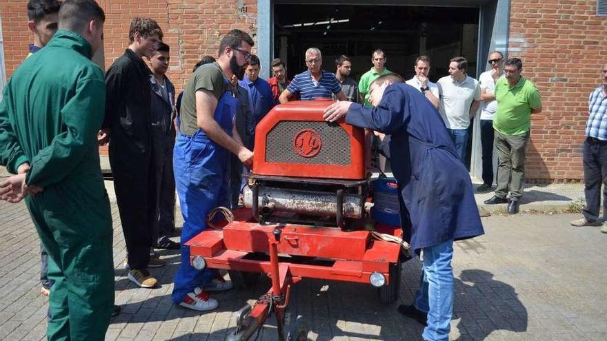 Profesor, alumnos y representantes del Ayuntamiento y del Parque de Bomberos en el IES Los Sauces.