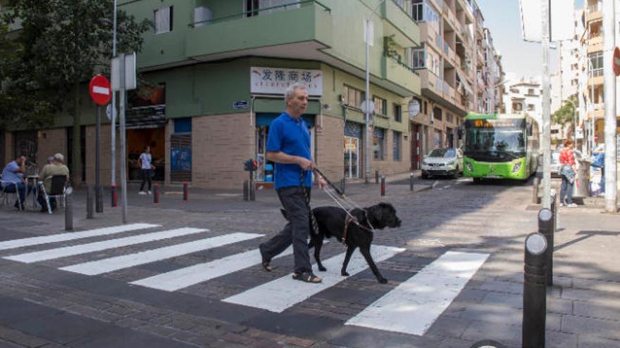 La calle Rafael Hardisson Spou es estrecha y cruza por la zona peatonal de Fernández Navarro.