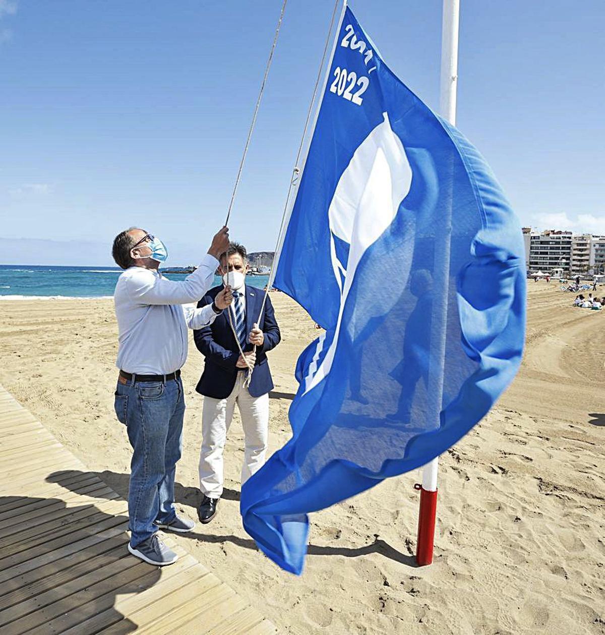 José Eduardo Ramírez y José Palacios izan la bandera azul. | | LP/DLP