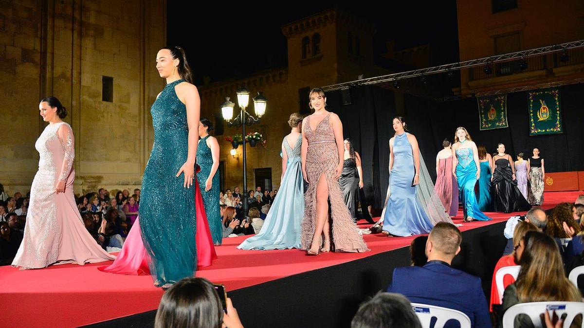 Desfile de gala con las candidatas mayores este viernes junto a la basílica de Santa María de Elche