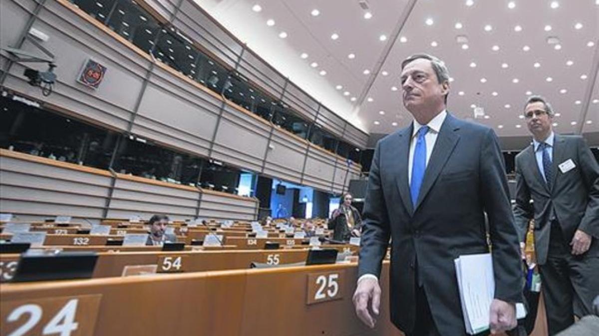 Mario Draghi, presidente del BCE, durante su comparecencia ante el Parlamento Europeo, ayer, en Bruselas.