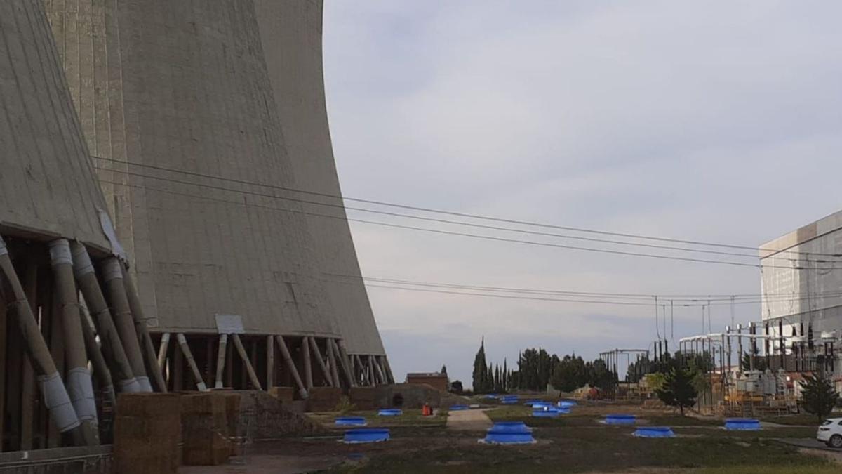 Preparativos para la voladura de las torres de refrigeración de la térmica de Andorra, que tendrá lugar este viernes. | EL PERIÓDICO