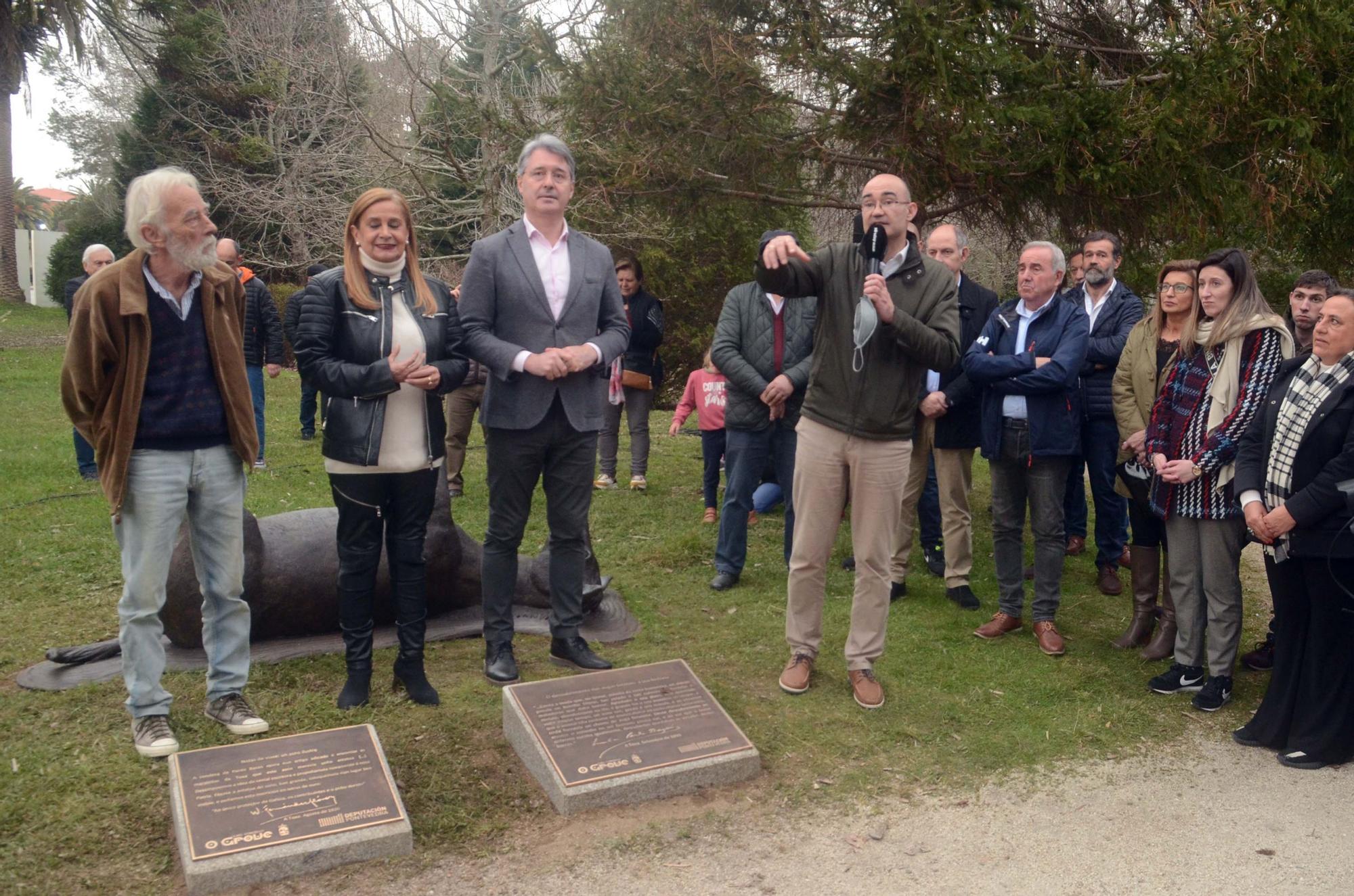 Así fue la inauguración de la escultura que recuerda al burro que descubrió las aguas termales de A Toxa.