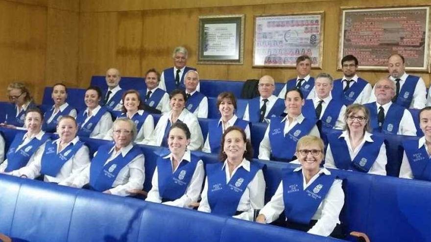 Los integrantes del coro universitario, casi al completo, en el salón de actos de Económicas.