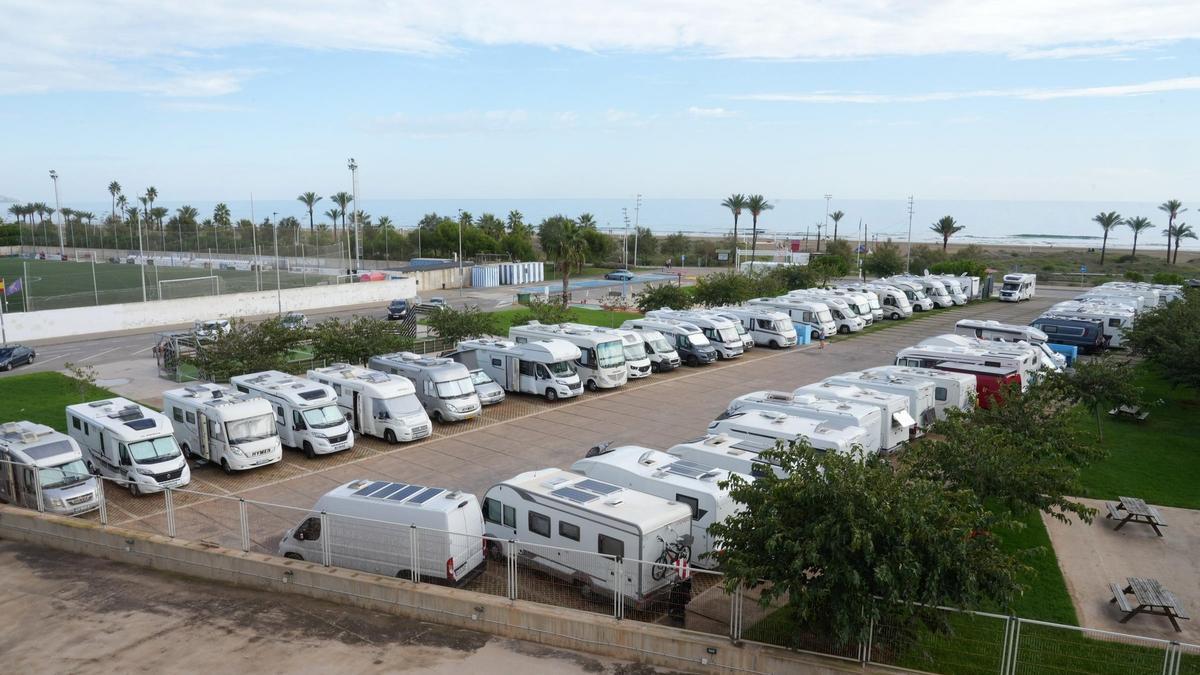 Imagen del estacionamiento junto al Planetario repleto de autocaravanas.