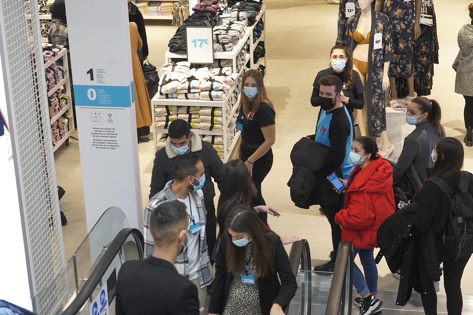 Gran expectació a l'obertura del Primark a l'Espai Gironès de Salt