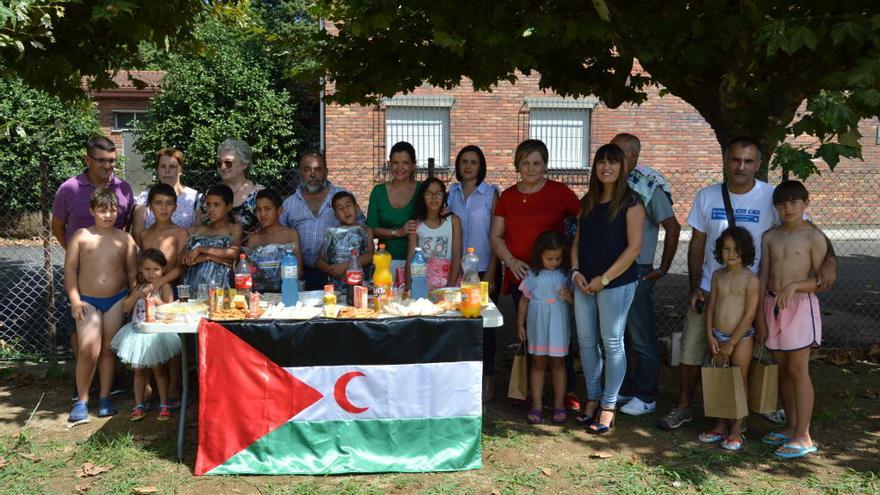 Los niños saharauis con sus familias de acogida, en Mos. / FdV