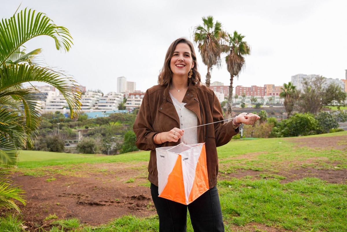 La concejala de Deportes del Ayuntamiento de Las Palmas de Gran Canaria, Carla Campoamor, posa con una de las balizas del recorrido.