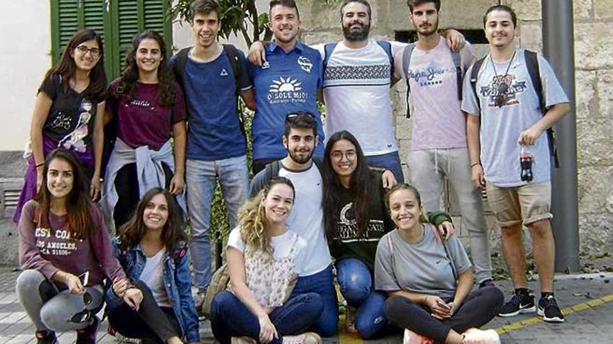 Alumnos de la UIB realizan encuestas en Maria de la Salut