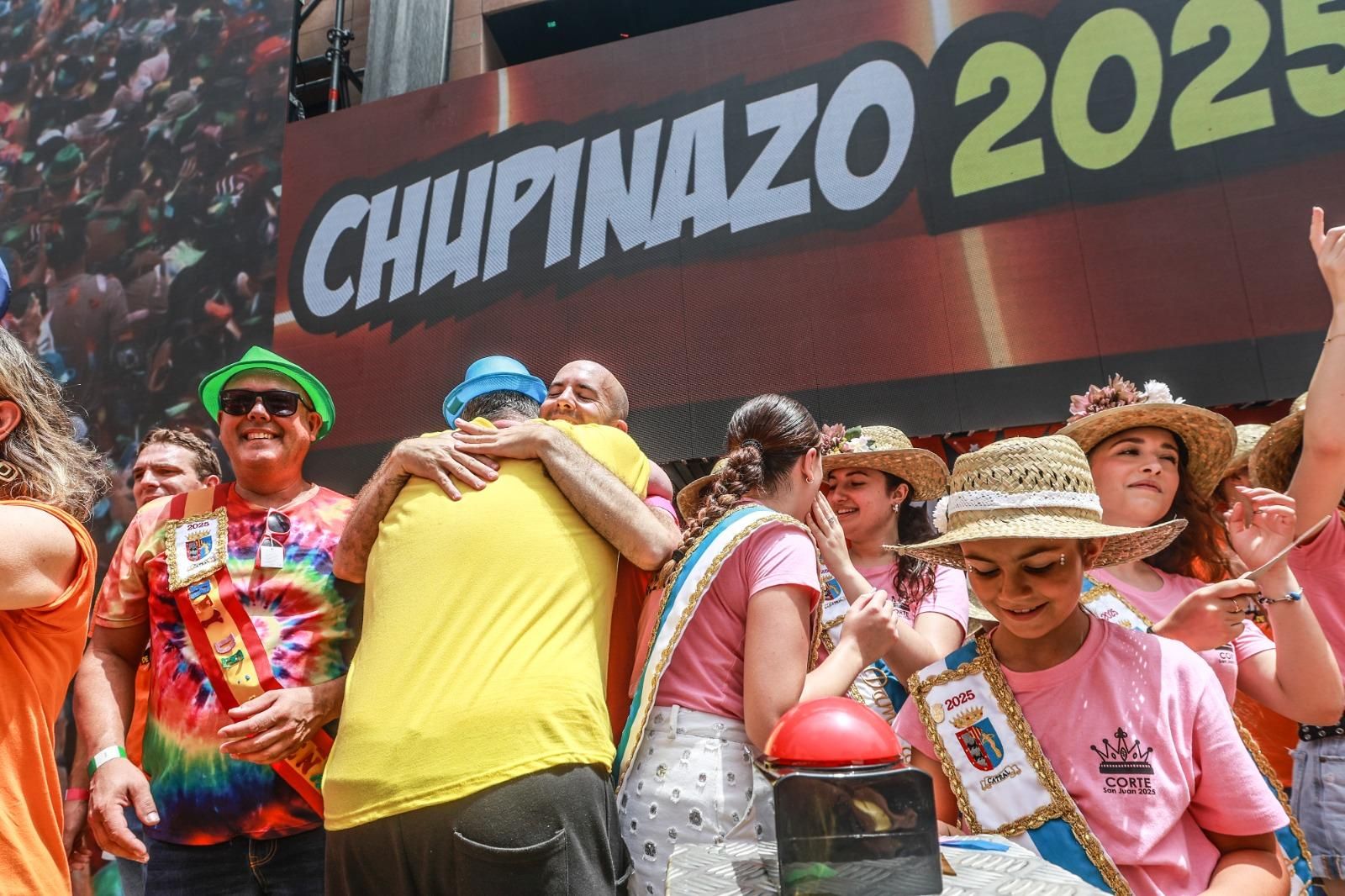 El primer Chupinazo, el de Catral, arranca el ciclo de fiestas veraniegas de los pueblos de la Vega Baja