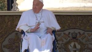 El Papa reapareix per sorpresa a la plaça de Sant Pere, dues setmanes després de la seva alta mèdica