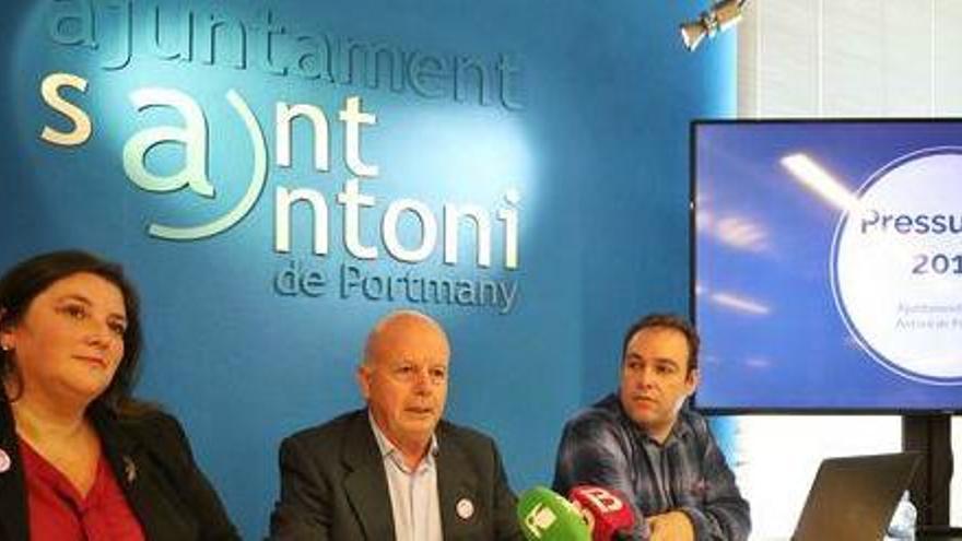 El alcalde, Josep Tur, flanqueado por Cristina Ribas y Fran Tienda, ayer, en rueda de prensa.