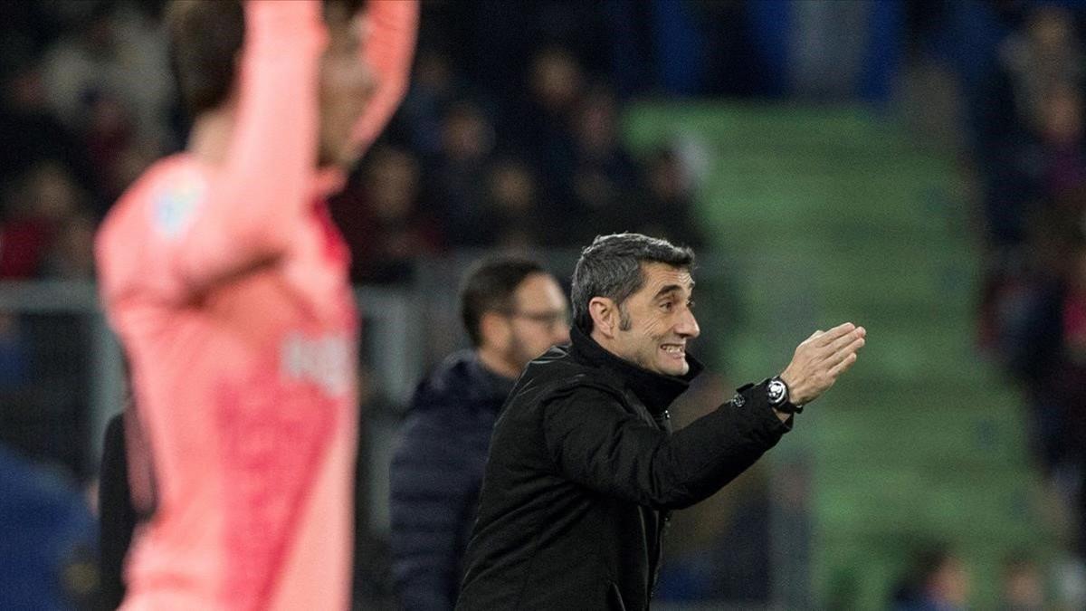 Valverde da instrucciones a sus jugadores en Getafe.