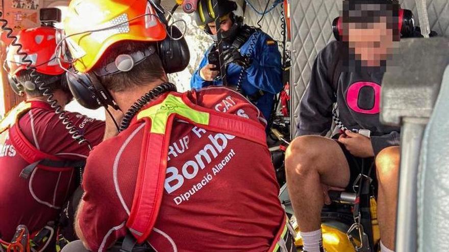 Rescatan a dos escaladores de 19 años estancados en un risco vertical en Finestrat