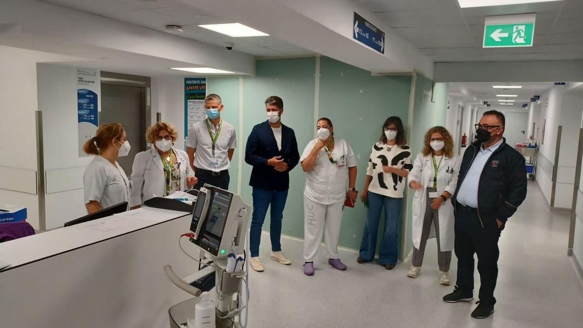 Un momento de la visita de ayer al Hospital Universitario de Canarias.