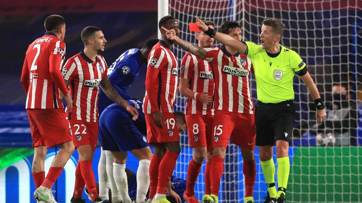 El árbitro muestra la roja a Savic.
