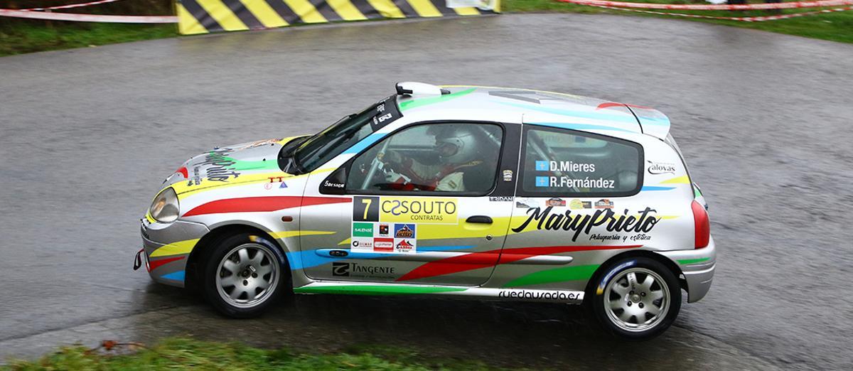 Un coche participante en una edición anterior del Rally Contratas Souto Cangas