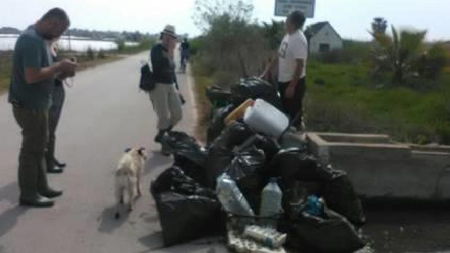 Bolsas de basura junto a la carretera.