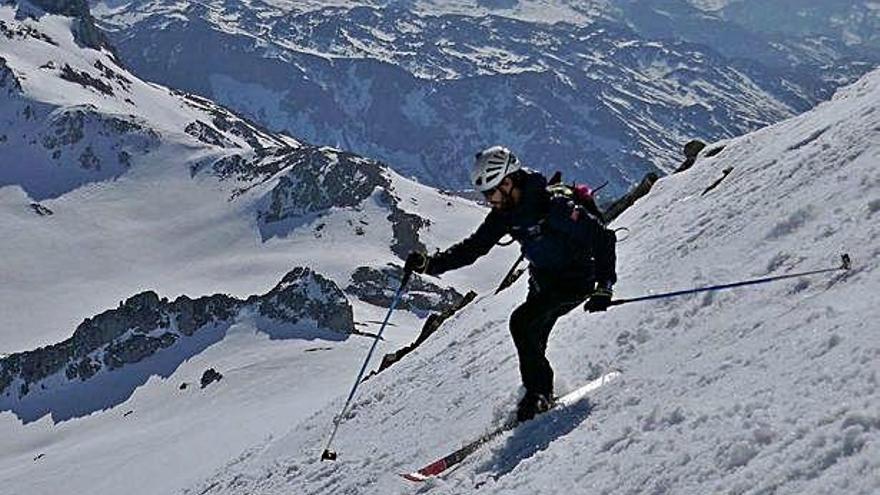 Daniel Hidalgo desciende por una ladera durante la competición celebrada en Touiza de Arriba.