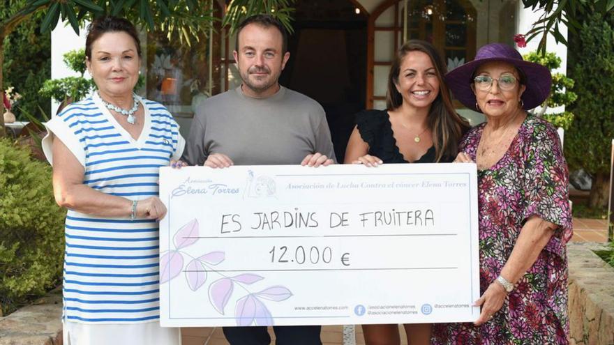 Mari Carmen Gutiérrez, Javier Roig, Marina Roig y Vicky Ferrazzano posan con el cheque del año pasado. | D.I.