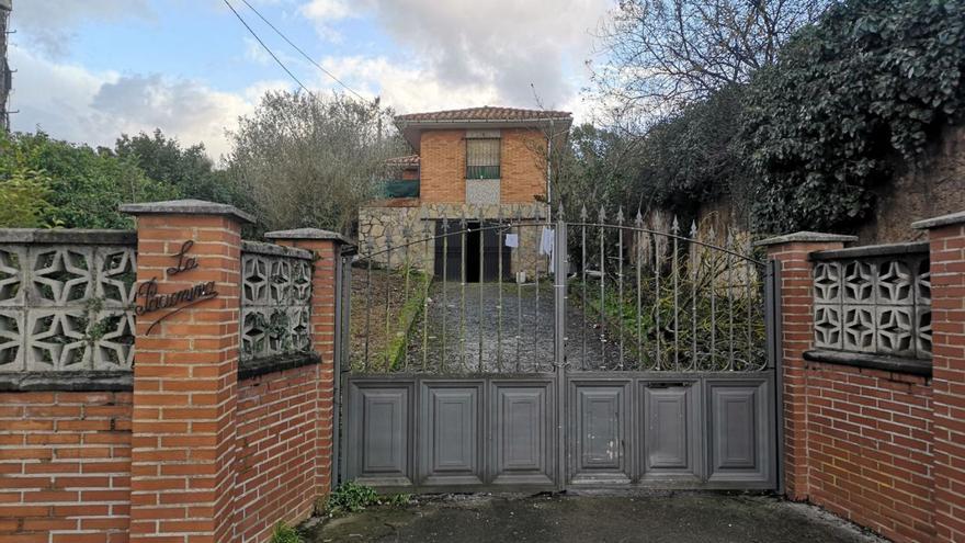 Entrada a la vivienda okupada, ubicada junto a la gasolinera de Ceares. | Ángel González