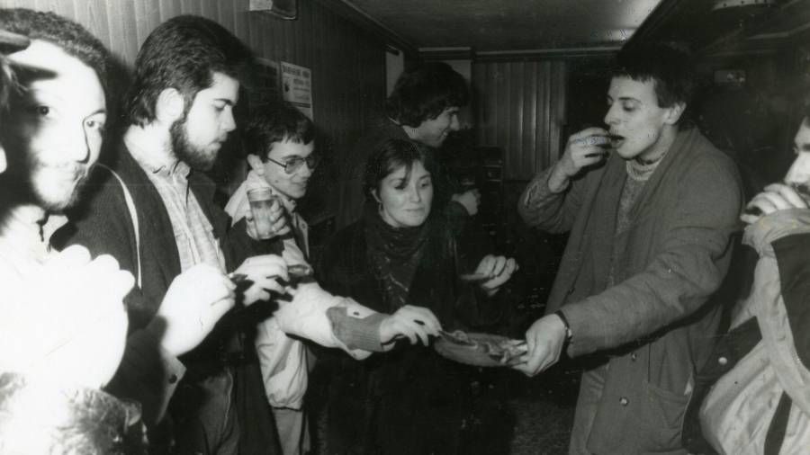 Cafetería Trafalgar. Grupo de jóvenes compartiendo unos Tigres rabiosos.