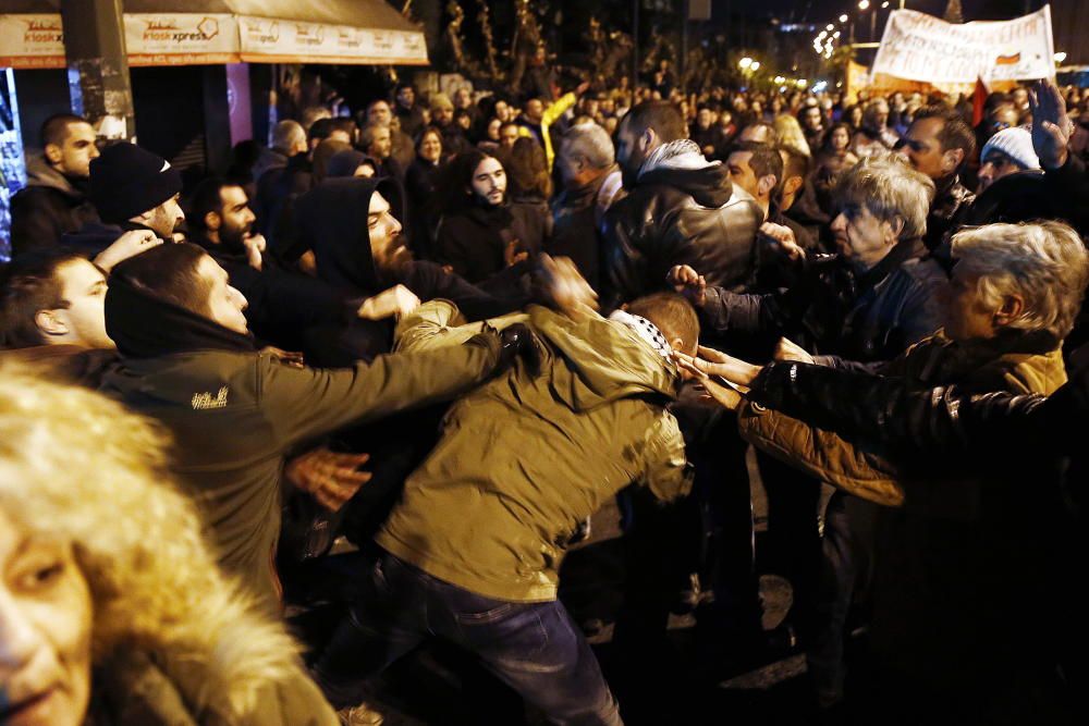 Batalla campal en Atenas en el aniversario de la revuelta universitaria de 1973