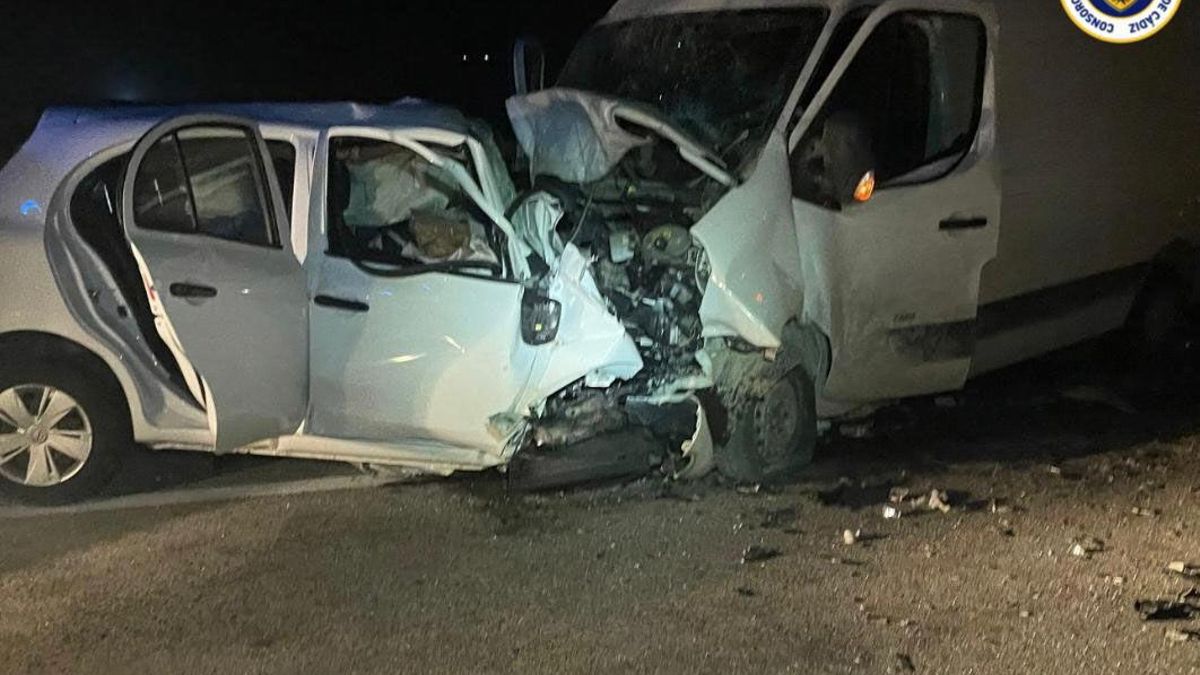 Tres personas han muerto y otra ha resultado herida grave este martes al colisionar frontalmente dos vehículos en la carretera A-384.