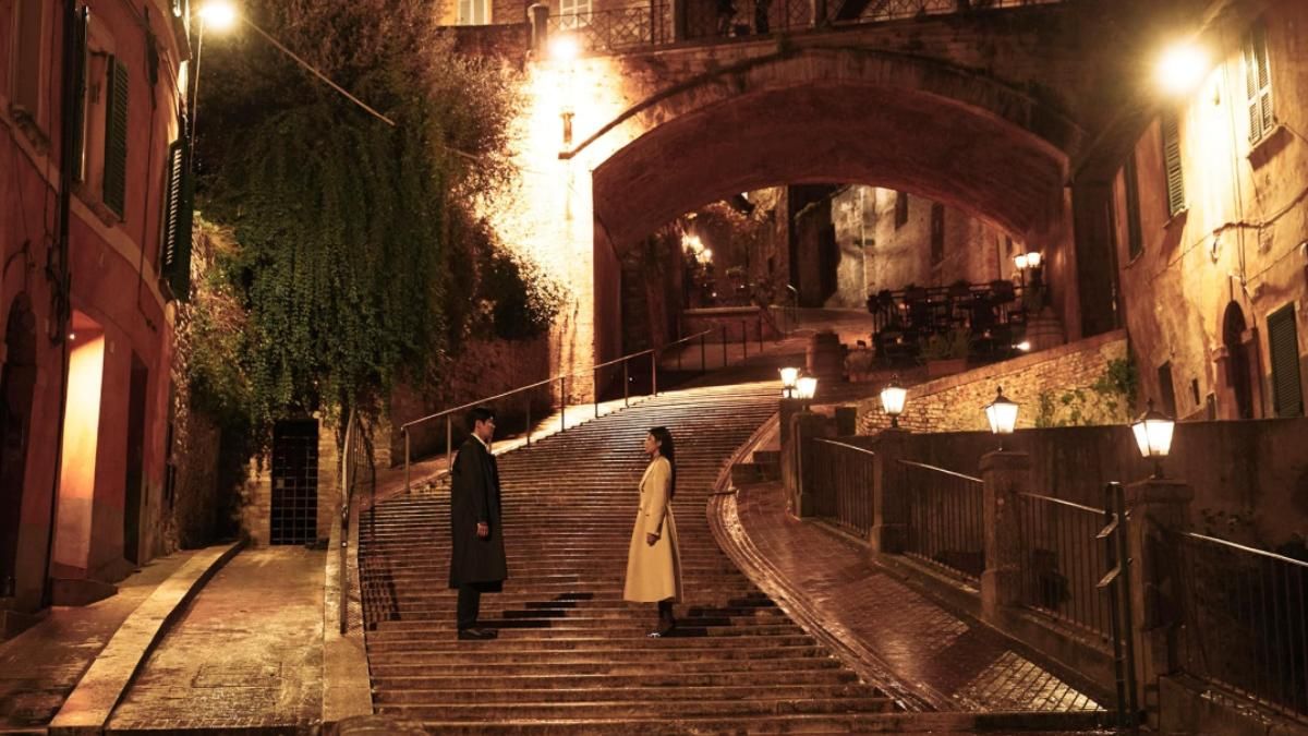 Fotograma de '¿Cómo se traduce este amor', aparecen ambos protagonistas