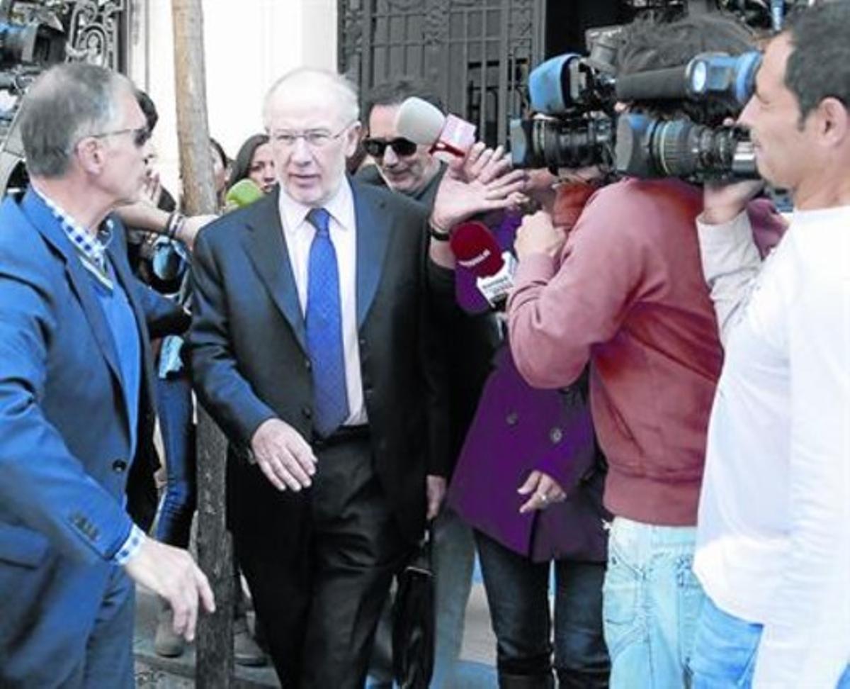 Rodrigo Rato, ahiral sortir del seu despatx a Madrid. Rodrigo Rato, ahiral sortir del seu despatx a Madrid.