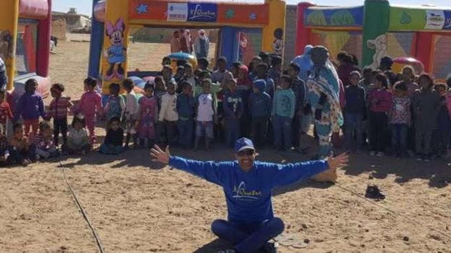 Marcos Rodríguez, promotor de la iniciativa con los niños e hinchables. // DP