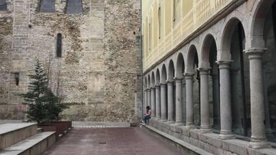 La plaça del Claustre, amb la biblioteca a l&#039;esquerra, i el mur de l&#039;església que s&#039;obrirà amb un finestral, al fons