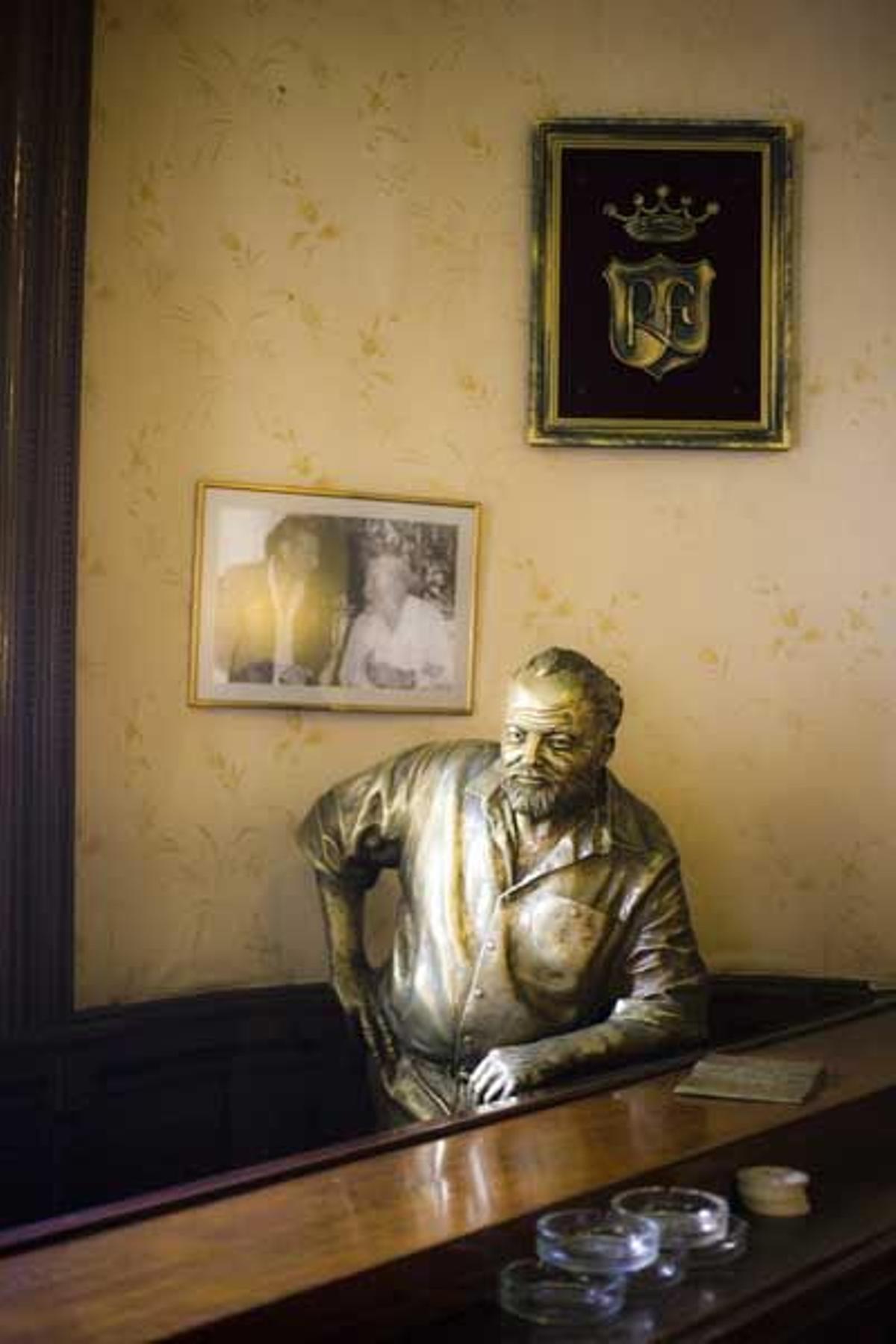 El Floridita, que ha cumplido195 años de vida, fue uno de los lugares predilectos de Hemingway. Dentro del local encontramos una estatua del escritor.
