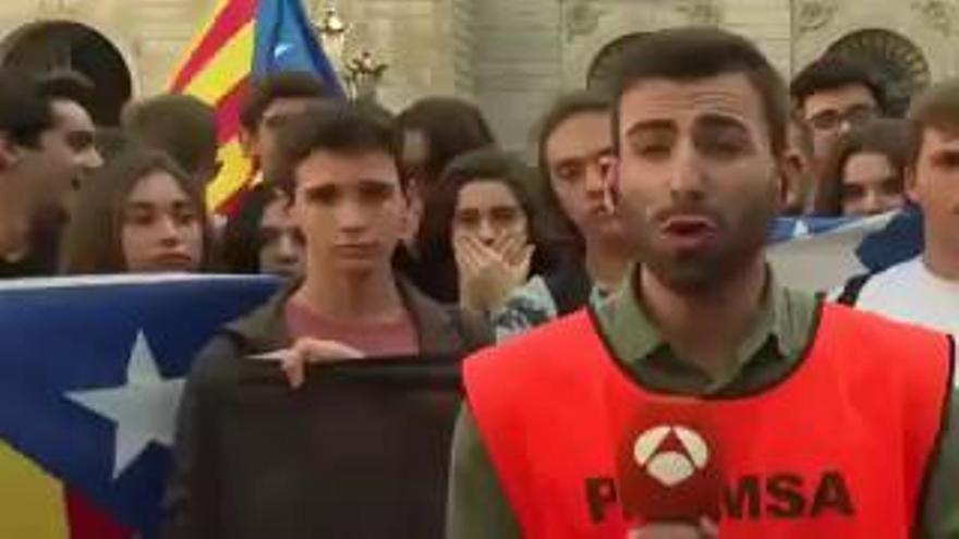 Un joven hace "la broma del Fairy" durante las protestas de Barcelona