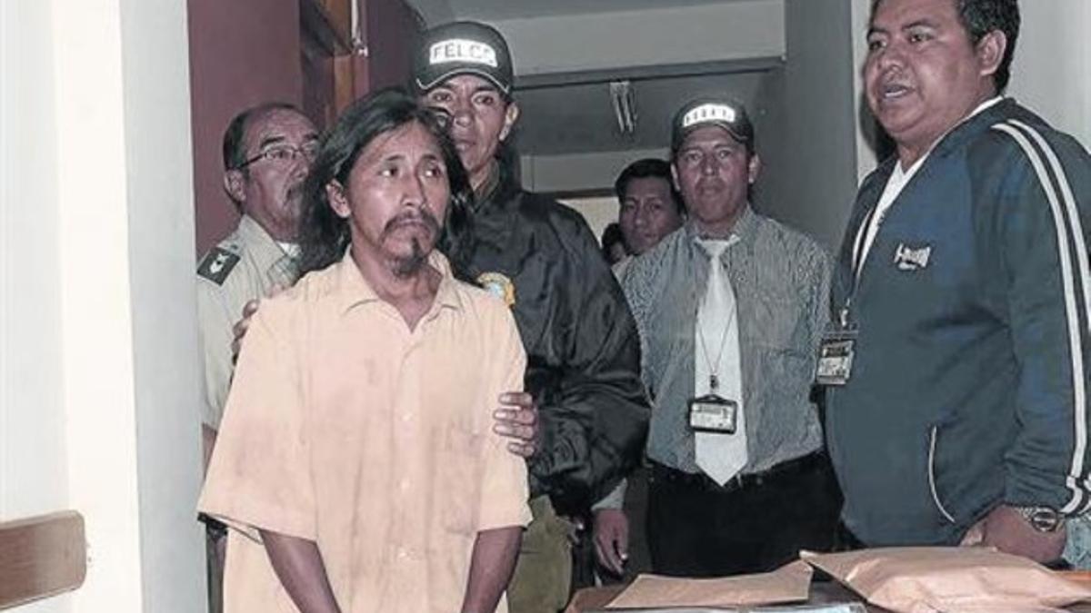 Unos policías conducen a Grover Morales a declarar ante un juez, en Cochabamba (Bolivia), el pasado marzo.