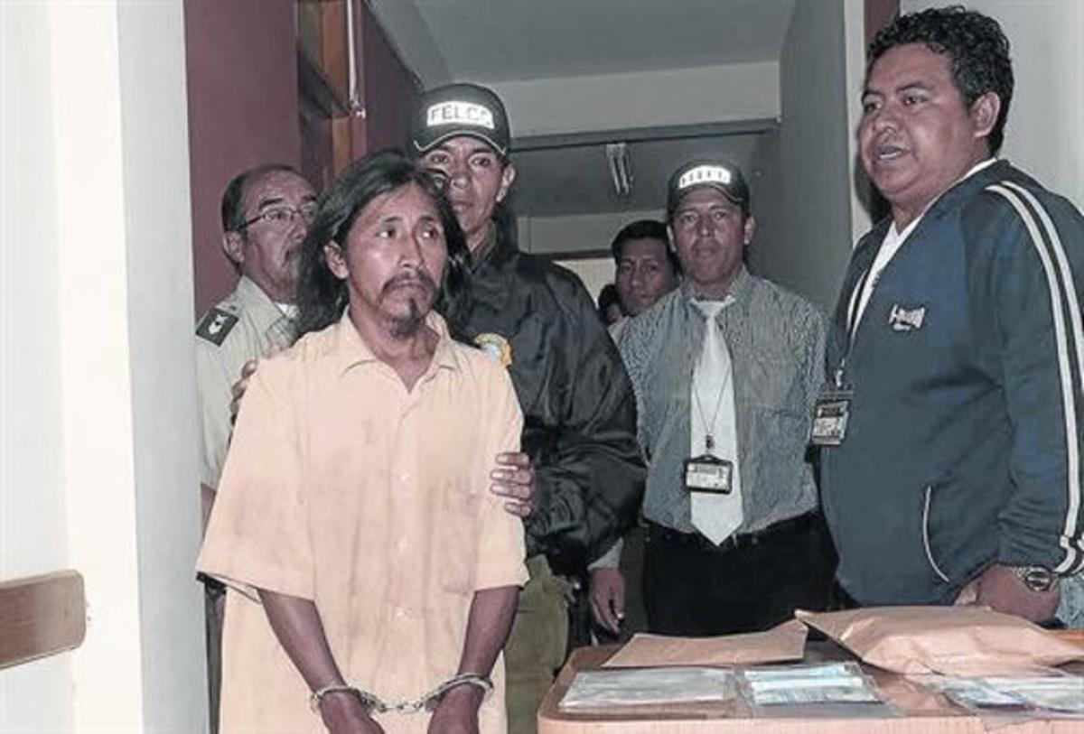 Uns policies condueixen Grover Morales a declarar davant un jutge, a Cochabamba (Bolívia), el març passat. Uns policies condueixen Grover Morales a declarar davant un jutge, a Cochabamba (Bolívia), el març passat.