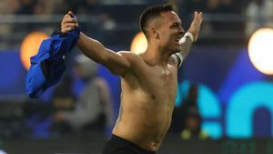 Lautaro Martínez, sin camiseta, después de marcar el gol del Inter.