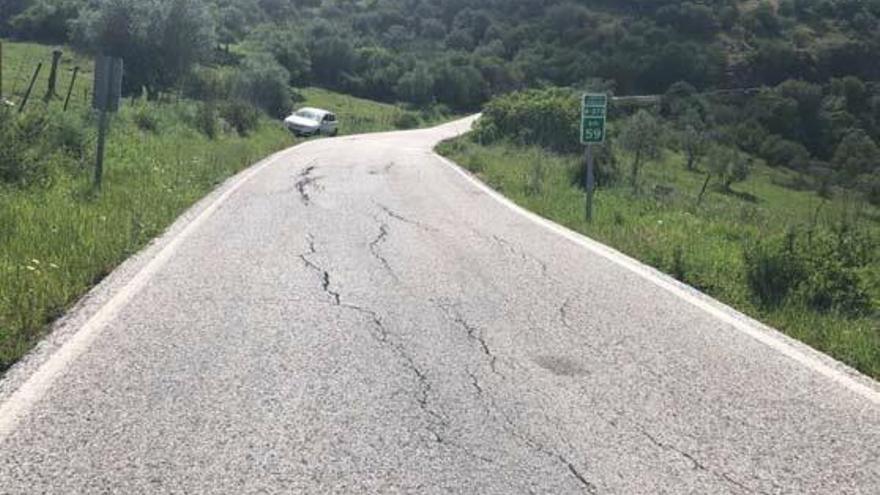 Carretera en mal estado que une Ubrique y Algatocín.