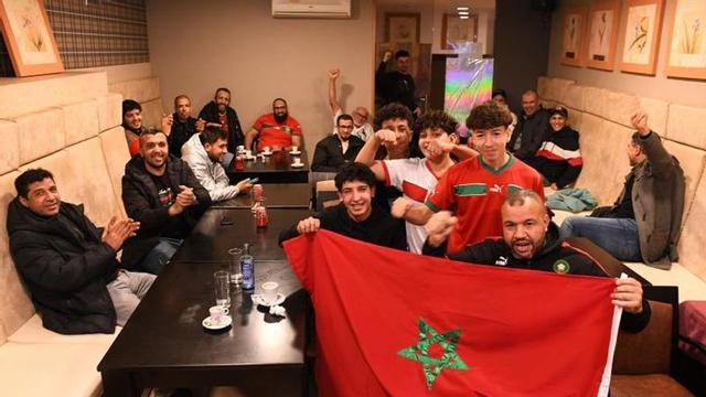 Ciudadanos marroquíes asentados en Pontevedra celebran una victoria de su selección.