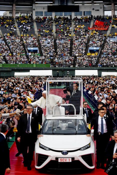 El papa celebró hoy una misa para la pequeña comunidad católica japonesa en la ciudad de Nagasaki, símbolo tanto del martirio de los cristianos en el pasado como de la bomba atómica.