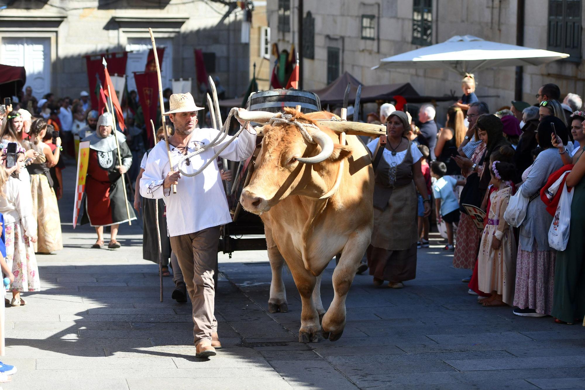 Cortesanos, bufones, damas y caballeros celebran el retorno de su señor: la Feira Franca anima Pontevedra