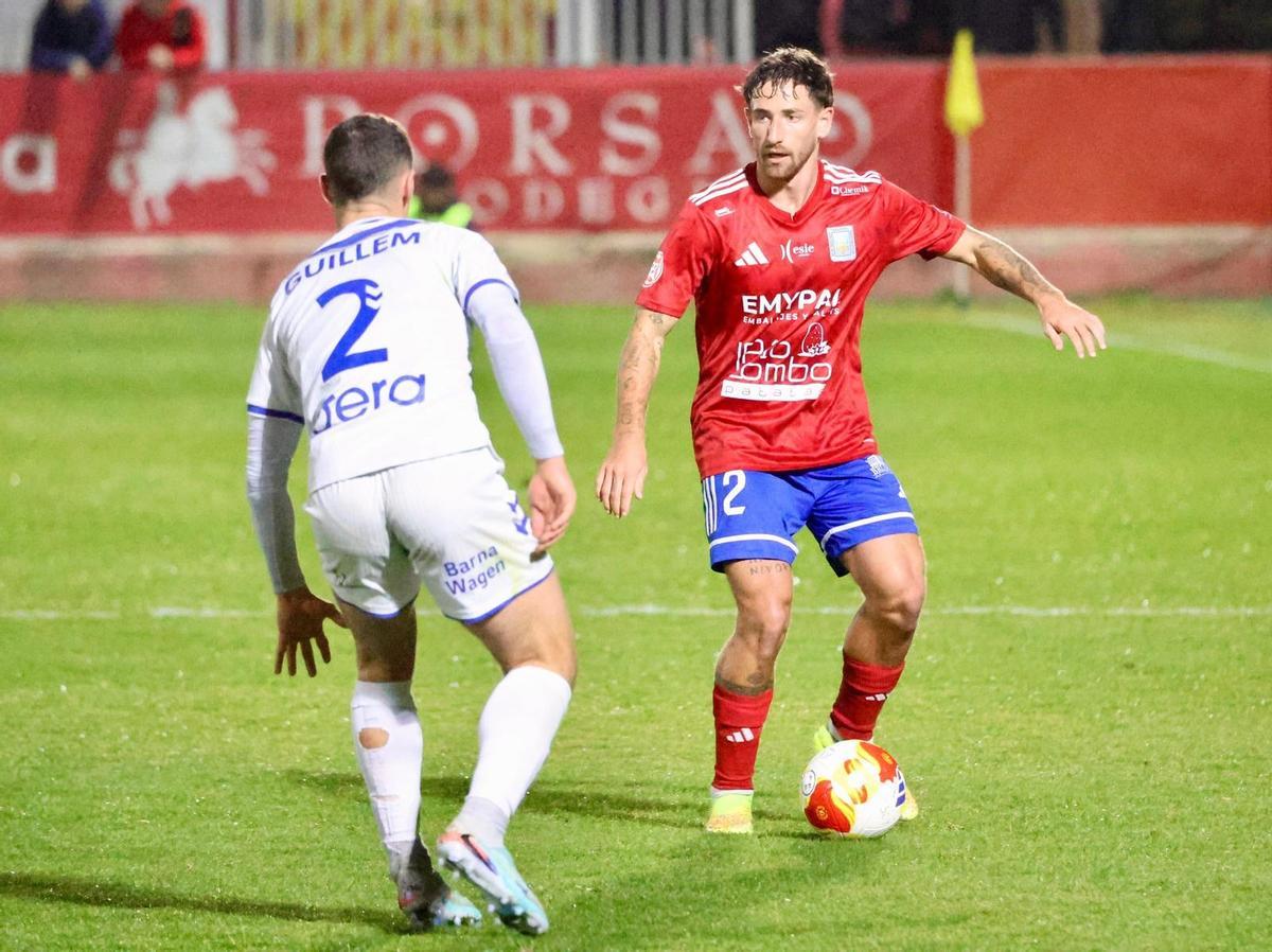 Ángel López, del Tarazona, encara a Guillem Rodríguez, del Europa.