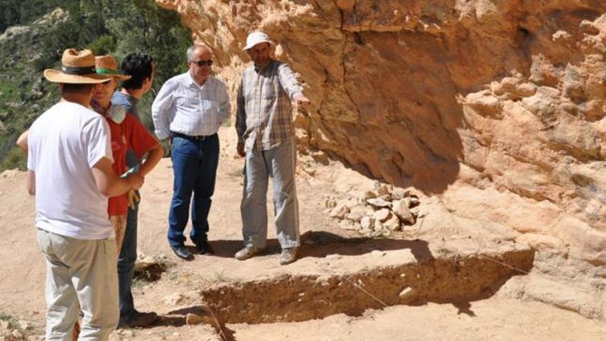 Varios expertos observan la zona recién excavada de Rambla Perea