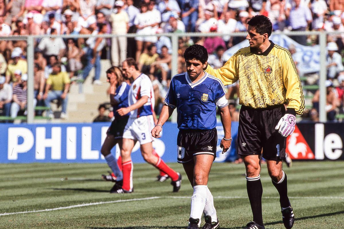 Ivkovic, con Maradona en el Mundial de 1990